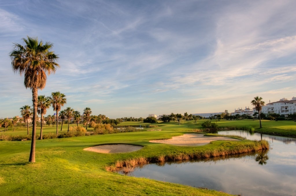 Vacker himmel med golfutsikt på Costa Ballena Ocean Golf Club.