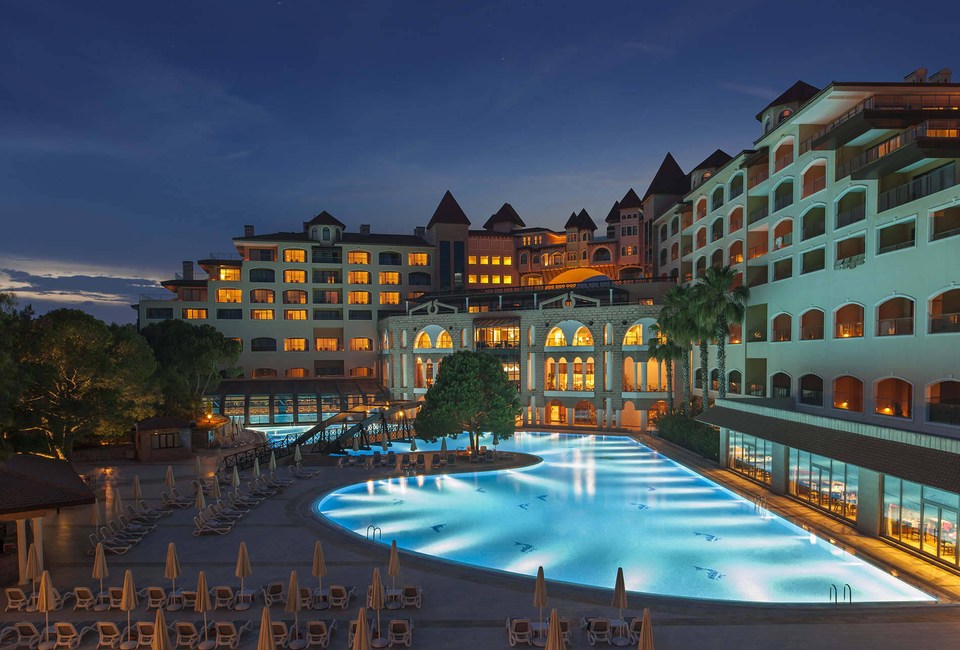 Sirene Belek Hotel erbjuder trevligt boende vid havet och närhet till Antalya Golf Club.